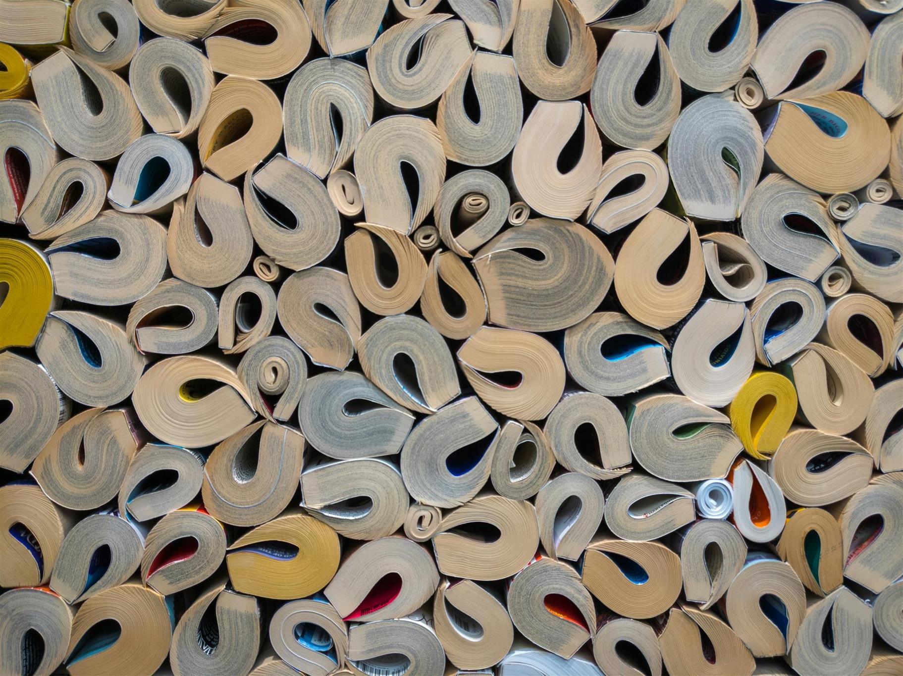 gerollte Zeitungen in einer Wand