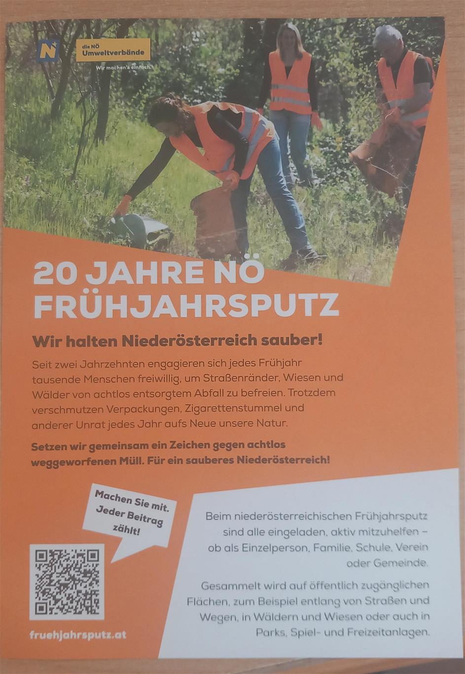 3 Personen entfernen Abfall aus einer Wiese