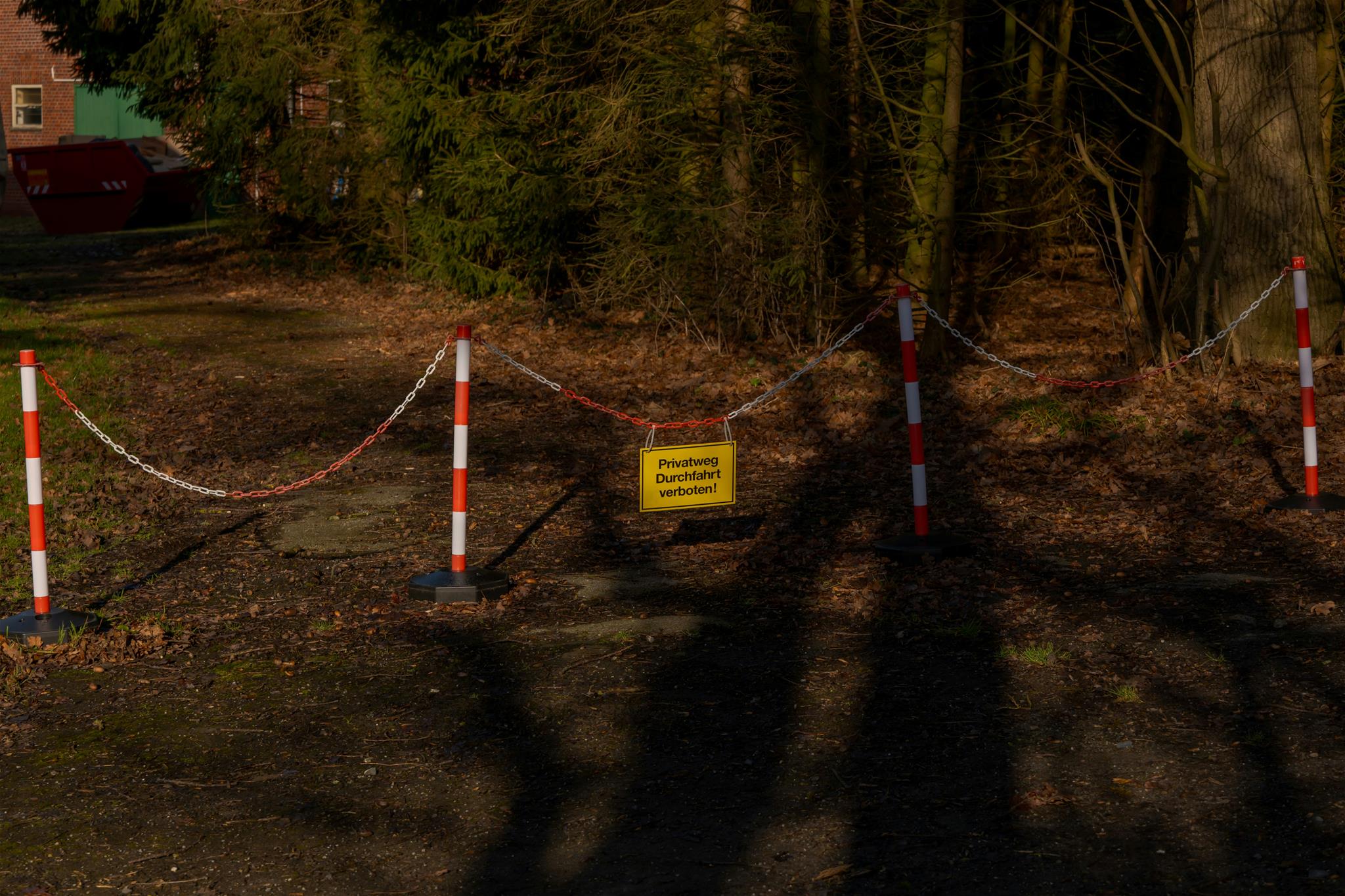 Kette gespannt über Weg mit Schild Privat