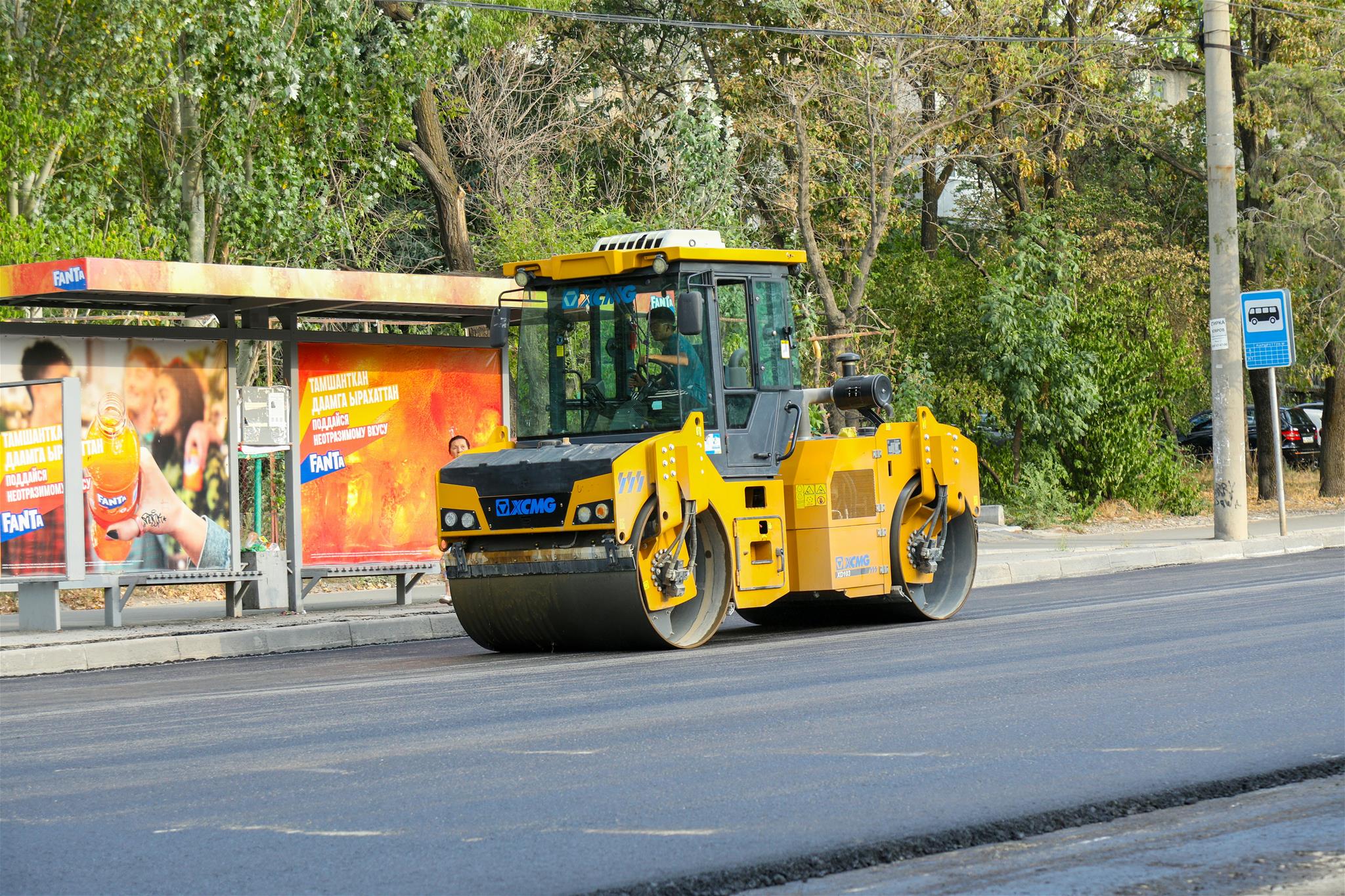stehende Straßenwalze am Fahrbahnrand